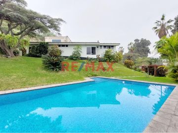 Bellisima Casa En Venta Con Vista Panorámica Sobre El Campo De Golf Del Country Club La Planicie. NEGOCIABLE.