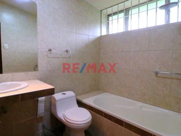 Bellisima Casa En Venta Con Vista Panorámica Sobre El Campo De Golf Del Country Club La Planicie. NEGOCIABLE.