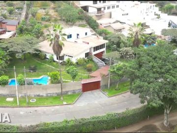 Bellisima Casa En Venta Con Vista Panorámica Sobre El Campo De Golf Del Country Club La Planicie. NEGOCIABLE.