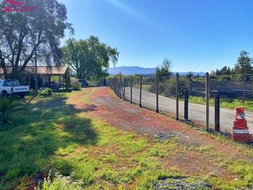 Se vende hermosa parcela con casa en la localidad de Quillon