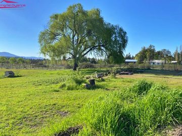 Se vende hermosa parcela con casa en la localidad de Quillon
