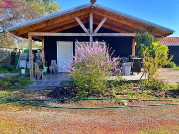 Se vende hermosa parcela con casa en la localidad de Quillon