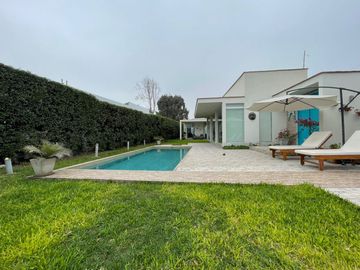 ¡OPORTUNIDAD! EN VENTA CASA DE LINDO DISEÑO Y PISCINA EN CONDOMINIO PRIVADO PASO CHICO