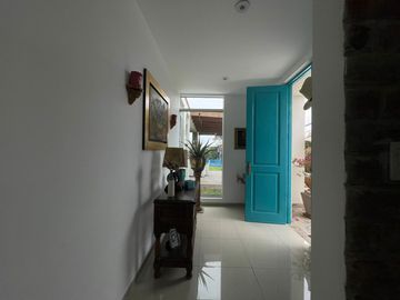 ¡OPORTUNIDAD! EN VENTA CASA DE LINDO DISEÑO Y PISCINA EN CONDOMINIO PRIVADO PASO CHICO
