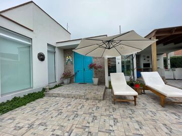 ¡OPORTUNIDAD! EN VENTA CASA DE LINDO DISEÑO Y PISCINA EN CONDOMINIO PRIVADO PASO CHICO