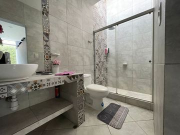 ¡OPORTUNIDAD! EN VENTA CASA DE LINDO DISEÑO Y PISCINA EN CONDOMINIO PRIVADO PASO CHICO
