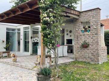 ¡OPORTUNIDAD! EN VENTA CASA DE LINDO DISEÑO Y PISCINA EN CONDOMINIO PRIVADO PASO CHICO