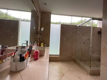 ¡OPORTUNIDAD! EN VENTA CASA DE LINDO DISEÑO Y PISCINA EN CONDOMINIO PRIVADO PASO CHICO