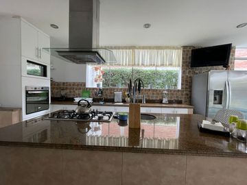¡OPORTUNIDAD! EN VENTA CASA DE LINDO DISEÑO Y PISCINA EN CONDOMINIO PRIVADO PASO CHICO