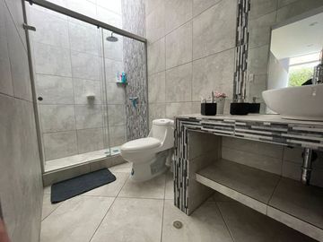 ¡OPORTUNIDAD! EN VENTA CASA DE LINDO DISEÑO Y PISCINA EN CONDOMINIO PRIVADO PASO CHICO