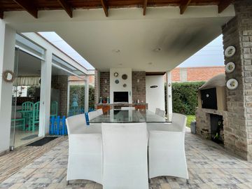 ¡OPORTUNIDAD! EN VENTA CASA DE LINDO DISEÑO Y PISCINA EN CONDOMINIO PRIVADO PASO CHICO