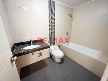 Venta De Bonito Departamento + 2 Cocheras + Almacén