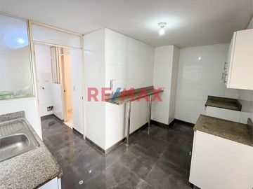Venta De Bonito Departamento + 2 Cocheras + Almacén