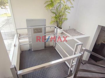Venta De Bonito Departamento + 2 Cocheras + Almacén