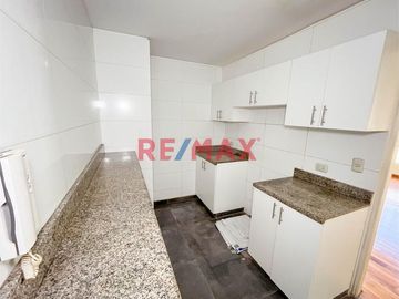 Venta De Bonito Departamento + 2 Cocheras + Almacén