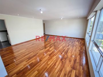 Venta De Bonito Departamento + 2 Cocheras + Almacén