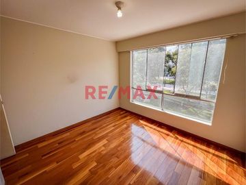 Venta De Bonito Departamento + 2 Cocheras + Almacén