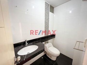 Venta De Bonito Departamento + 2 Cocheras + Almacén