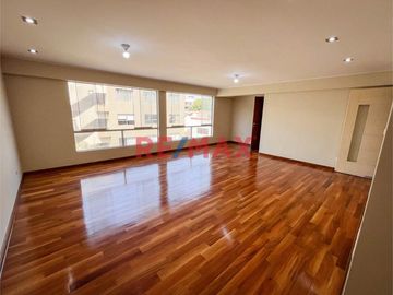 Venta De Bonito Departamento + 2 Cocheras + Almacén