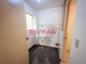 Venta De Bonito Departamento + 2 Cocheras + Almacén