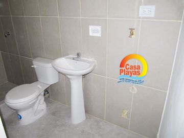 Casa Rentera de Venta en El Centro de Playas con 2 Locales Comerciales