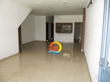Casa Rentera de Venta en El Centro de Playas con 2 Locales Comerciales