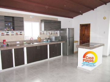Casa Rentera de Venta en El Centro de Playas con 2 Locales Comerciales