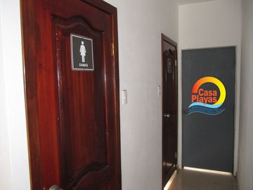Casa Rentera de Venta en El Centro de Playas con 2 Locales Comerciales