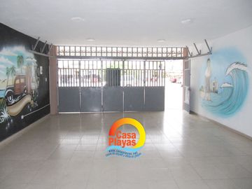 Casa Rentera de Venta en El Centro de Playas con 2 Locales Comerciales