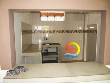Casa Rentera de Venta en El Centro de Playas con 2 Locales Comerciales