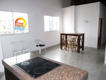 Casa Rentera de Venta en El Centro de Playas con 2 Locales Comerciales