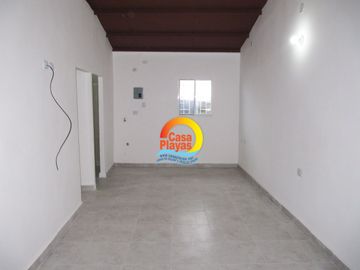 Casa Rentera de Venta en El Centro de Playas con 2 Locales Comerciales