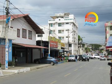 Casa Rentera de Venta en El Centro de Playas con 2 Locales Comerciales