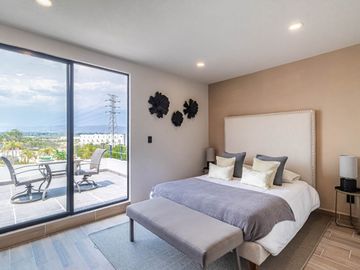 CASA EN VENTA AL SUR DE CUERNAVACA CON ALBERCA Y JARDIN