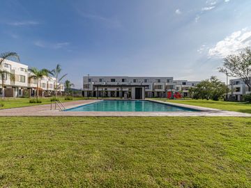 CASA EN VENTA AL SUR DE CUERNAVACA CON ALBERCA Y JARDIN