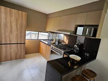CASA EN VENTA AL SUR DE CUERNAVACA CON ALBERCA Y JARDIN
