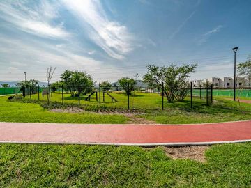 CASA EN VENTA AL SUR DE CUERNAVACA CON ALBERCA Y JARDIN