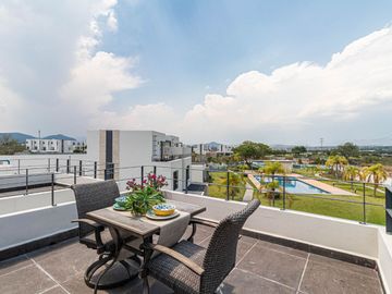 CASA EN VENTA AL SUR DE CUERNAVACA CON ALBERCA Y JARDIN