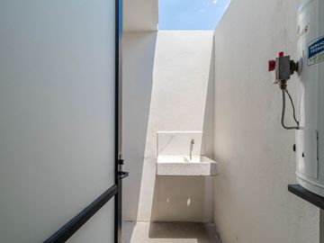 CASA EN VENTA AL SUR DE CUERNAVACA CON ALBERCA Y JARDIN