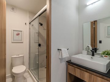 CASA EN VENTA AL SUR DE CUERNAVACA CON ALBERCA Y JARDIN