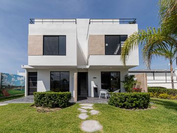 CASA EN VENTA AL SUR DE CUERNAVACA CON ALBERCA Y JARDIN