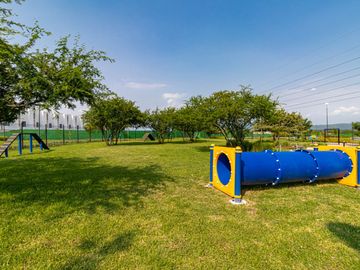 CASA EN VENTA AL SUR DE CUERNAVACA CON ALBERCA Y JARDIN