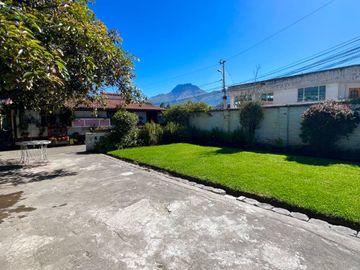 Casa de venta en Otavalo, calle Sucre, 929 m2
