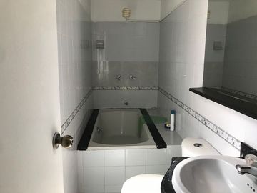 Venta de Hostal y Locales Comerciales Laureles