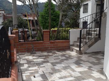 Oportunidad única: casa de primer piso con fácil acceso y gran potencial