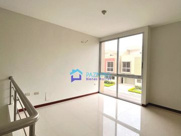 Casa de Venta en Urbanización Palma Dorada, Machala