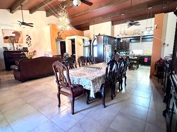 SE VENDE CASA EQUIPADA DE UNA PLANTA CON ALBERCA EN SAN PEDRO