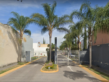 CASA EN FACCIONAMIENTO PARQUES DE TESISTAN ZAPOPAN JALISCO
