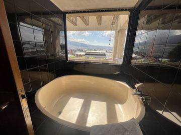 Casa de 4 DORMITORIOS con Mini Suite en el Sector El Batán