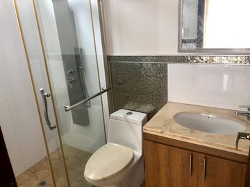 Departamento en venta frente al mar sector Playa Murciélago cerca al Mall del Pacífico, Manta